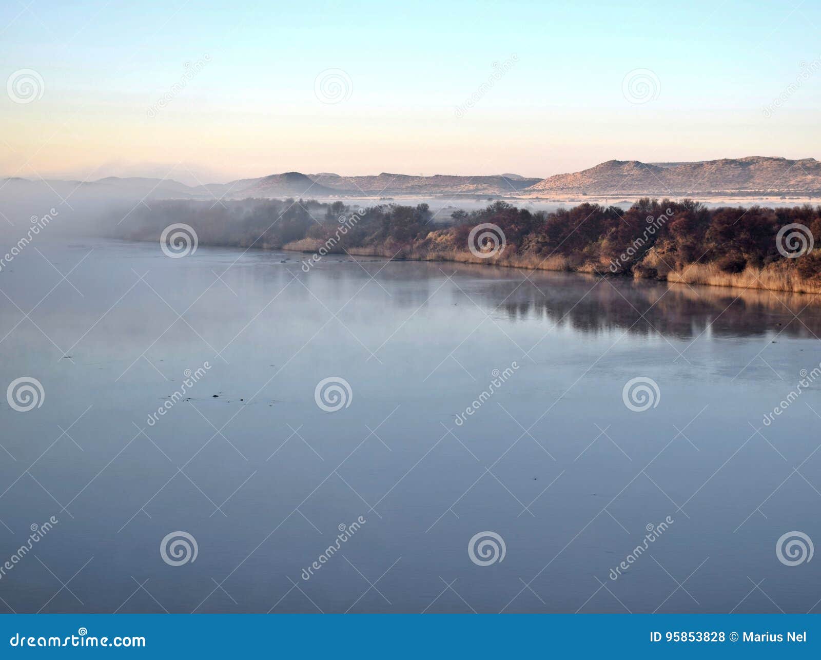 Foschia e riflessioni di primo mattino sulle banche del fiume arancio - stato senza frontiere e capo del nord SA