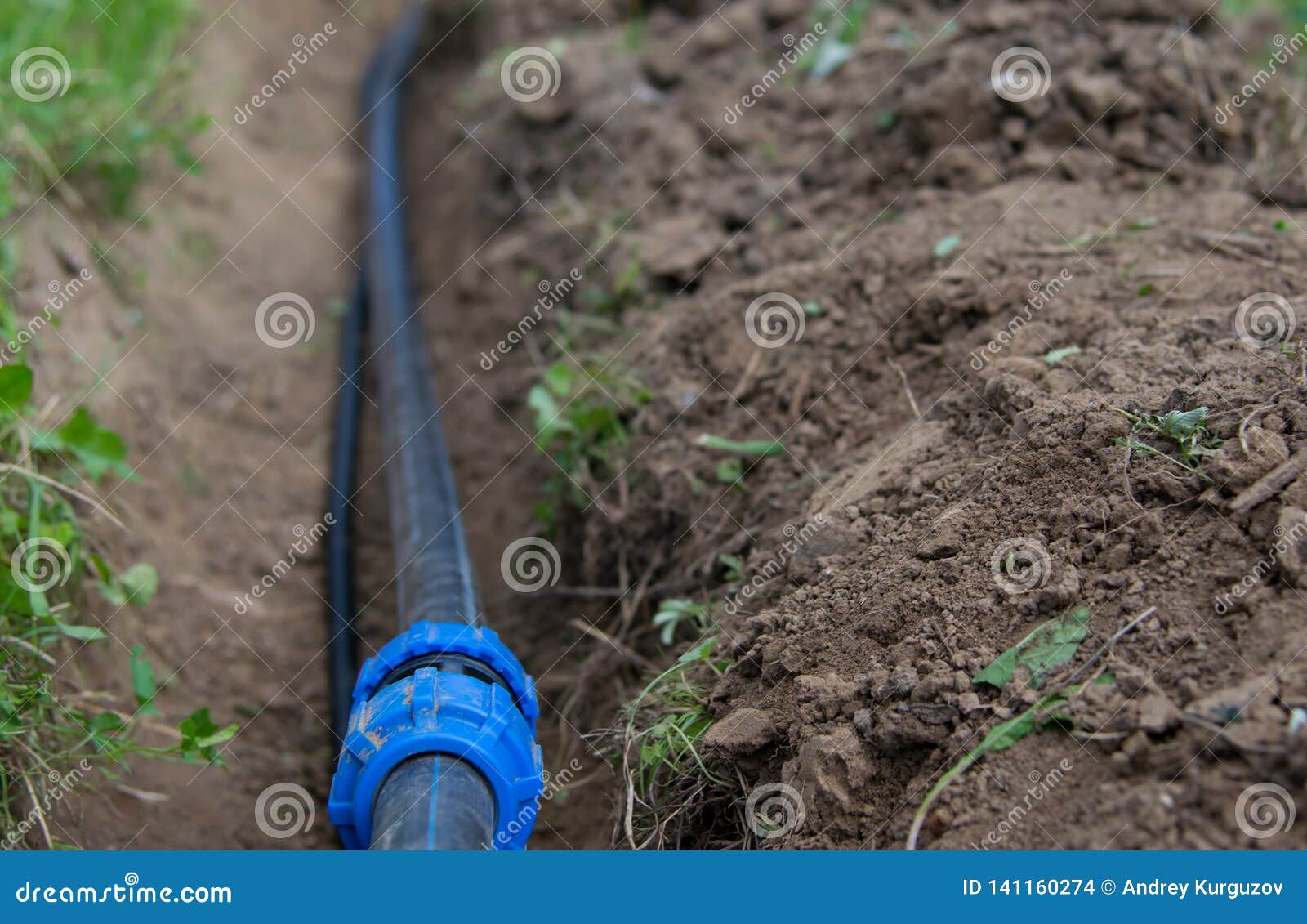 Fossé Avec Le Tuyau En Plastique, Pour L'approvisionnement En Eau En Cours D'étendre  La Construction à La Maison Photo stock - Image du compactage, fibre:  141160274