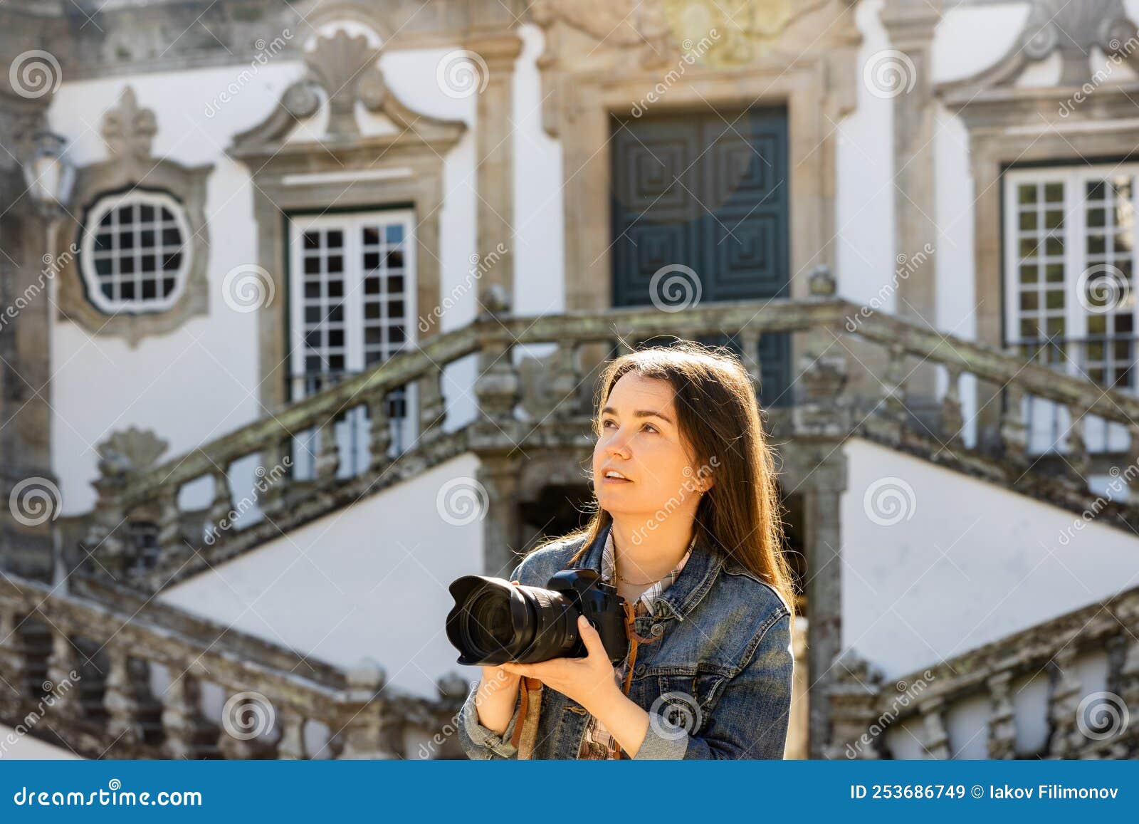 Fotógrafa Mujer Tomando Fotos De La Vista Panorámica De Mateus Palace Vila  Real Portugal Imagen de archivo - Imagen de lifestyle, foto: 253686749