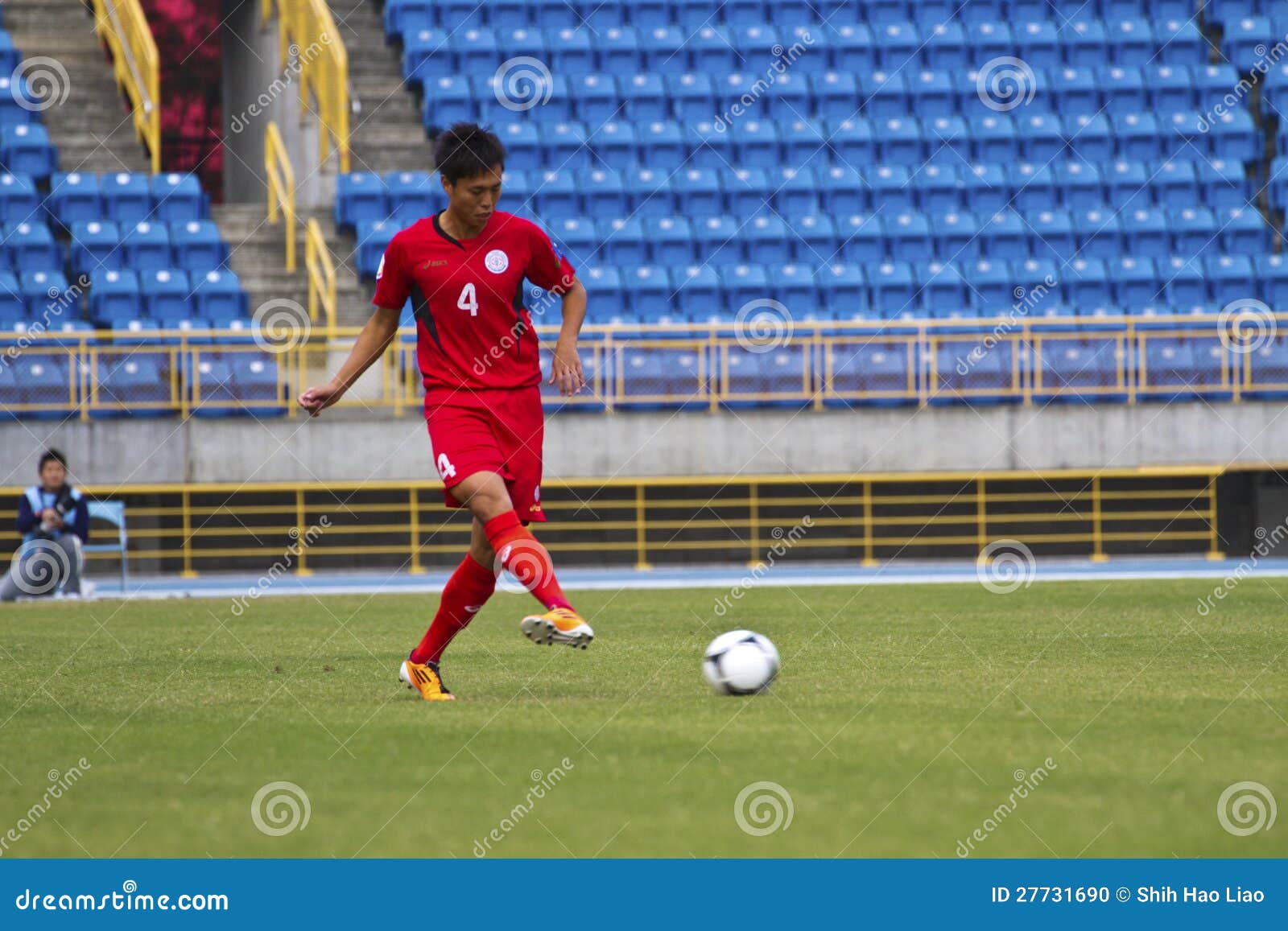 Fotbolllek. TAIPEI TAIWAN - November 14.2012: fotbollsspelare i All-Taiwan den Intercity fotbollkonkurrensen i den Taipei stadionen på November 14.2012 i Taipei, Taiwan