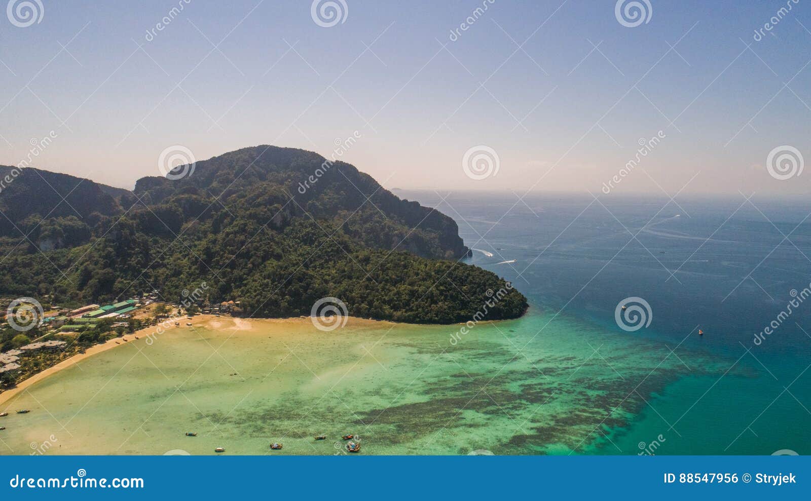 Foto aérea del abejón de la parte del oeste septentrional de la isla tropical icónica de Phi Phi, Tailandia