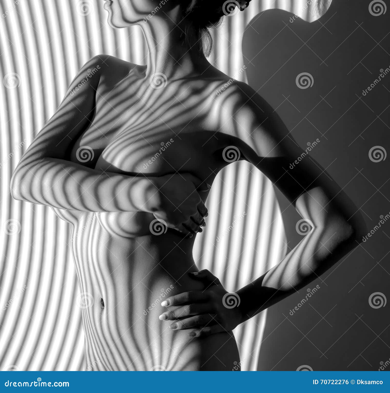 Foto Blanco Y Negro Artística Atractiva De La Mujer Desnuda Foto de archivo  - Imagen de sensualidad, sensual: 70722276