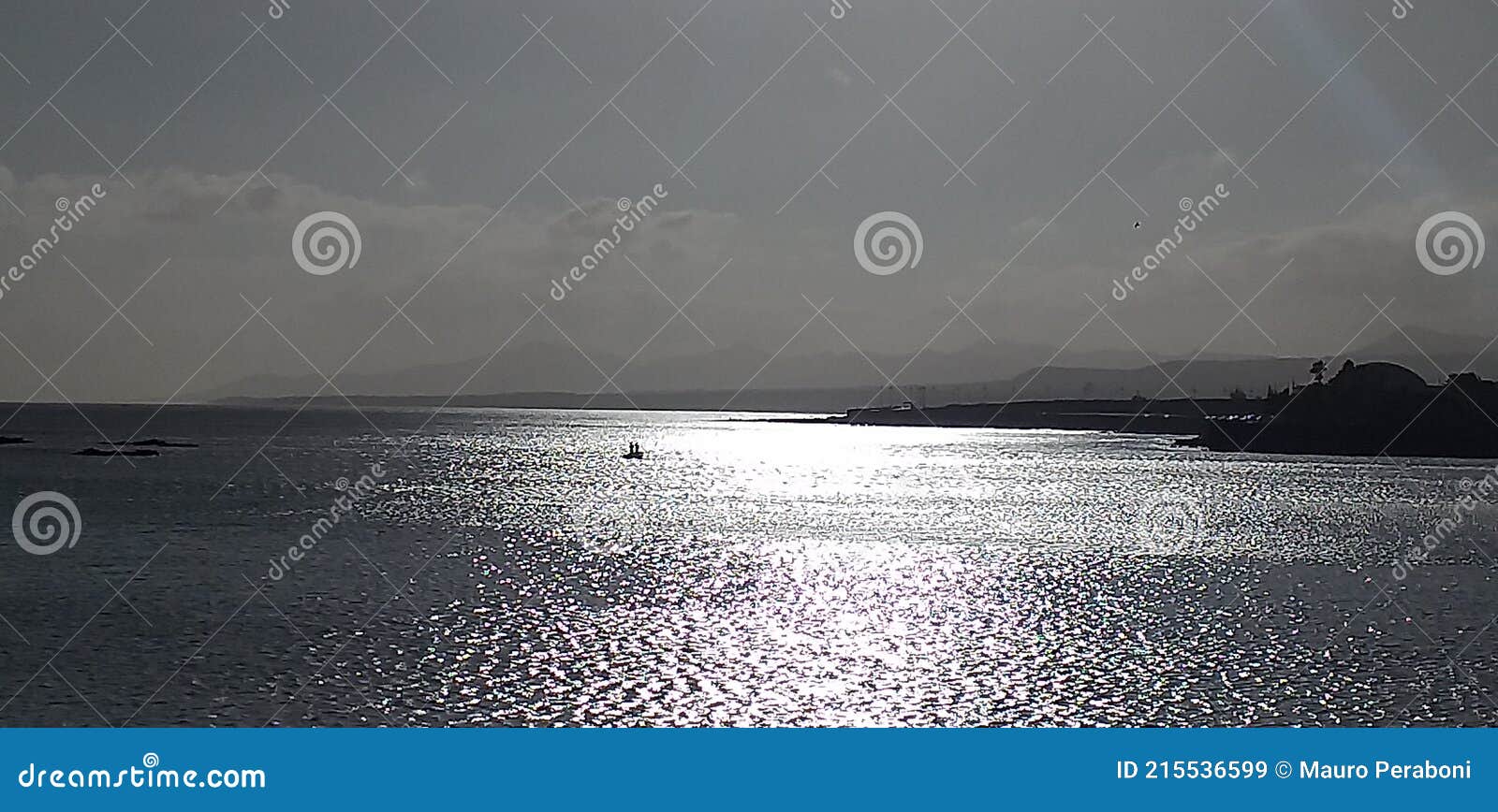 foto in controluce di sole riflesso sul mare