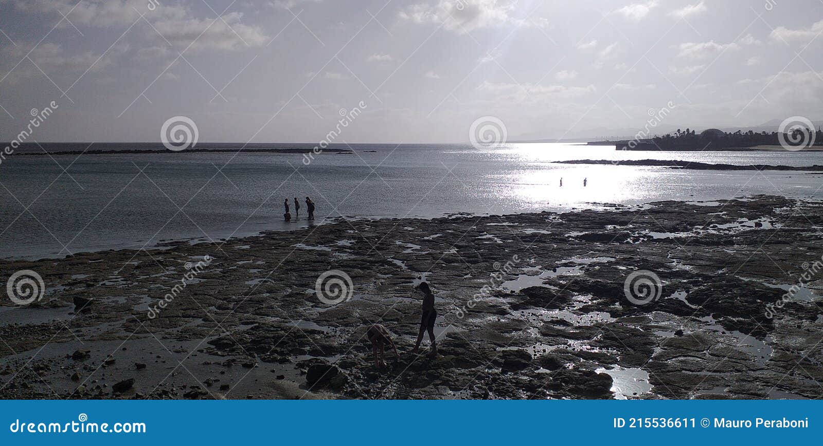 foto in controluce di sole riflesso sul mare