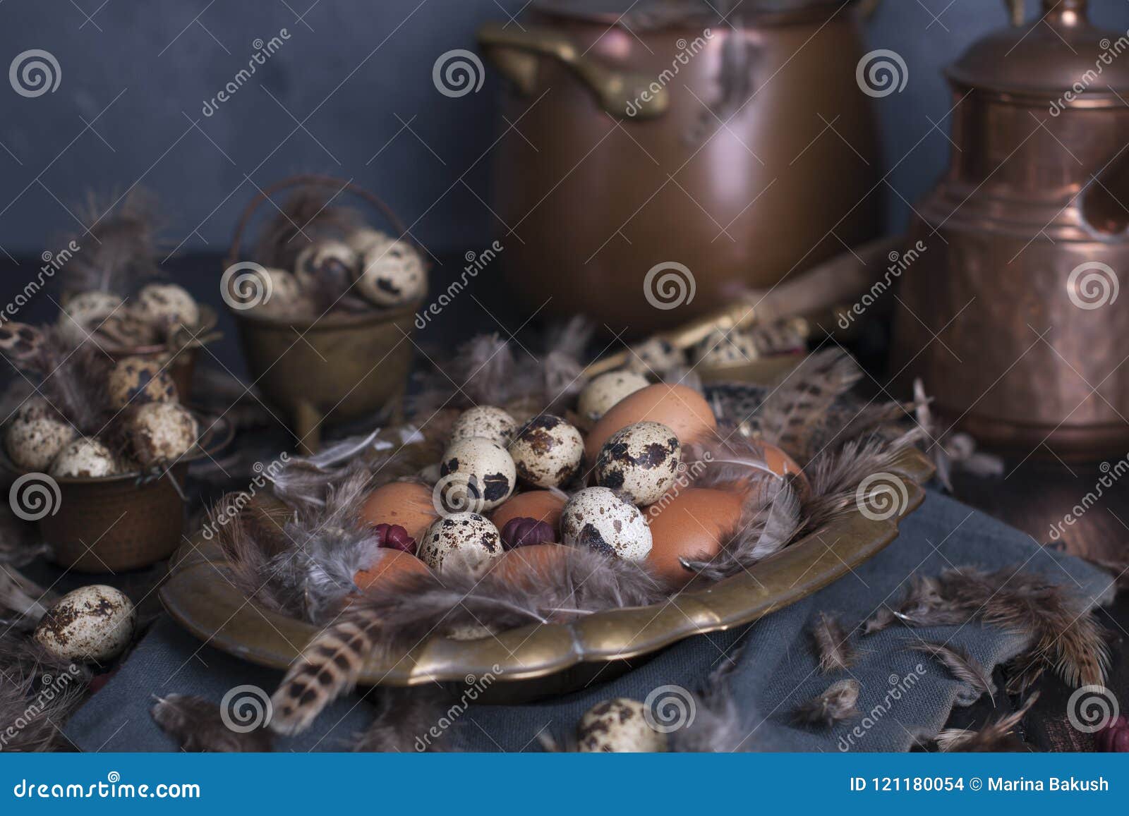 Foto d'annata, pollo ed uova e piume di quaglia pasqua Foto in uno stile rustico Copi lo spazio