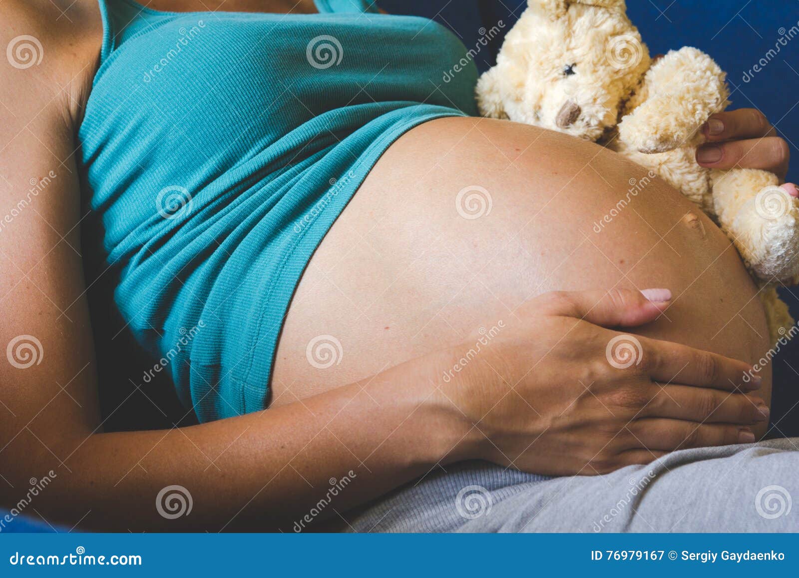 Беременность большая голова. Животик беременной. Красивые большие животы беременных.