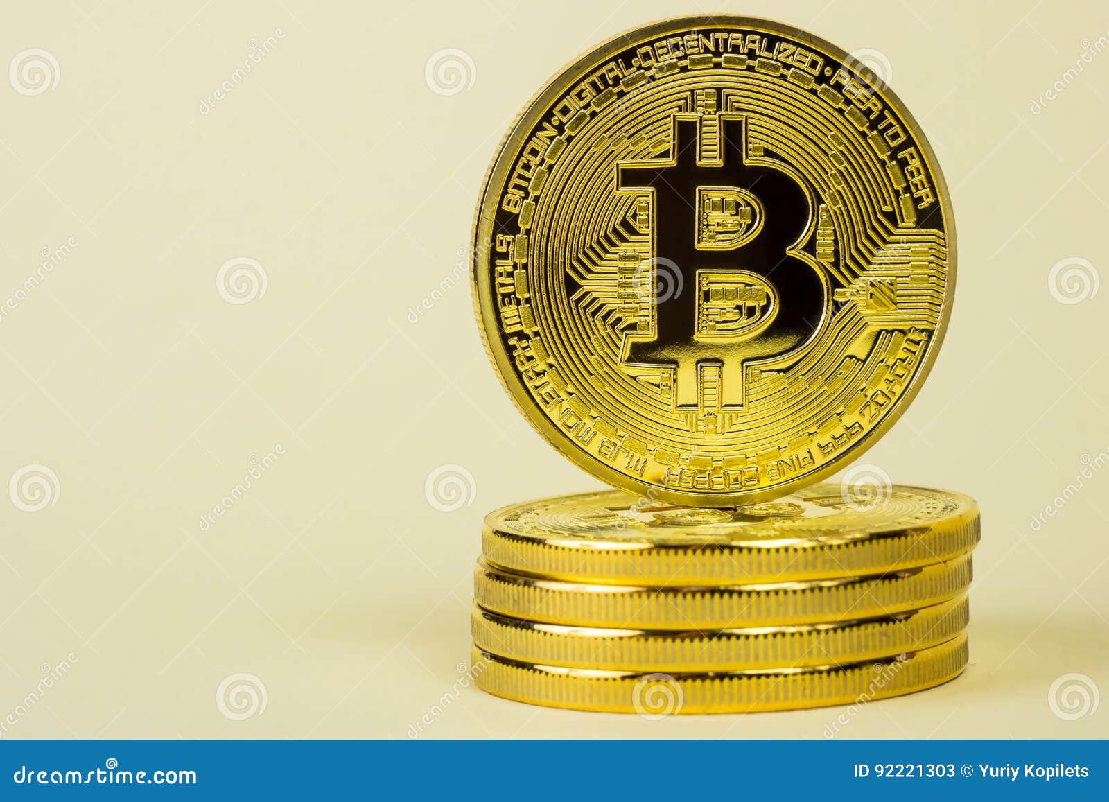 Fotografia De Uma Moeda Virtual Bitcoin Dourada Imagem de Stock - Imagem de  dinheiro, decreto: 92221303
