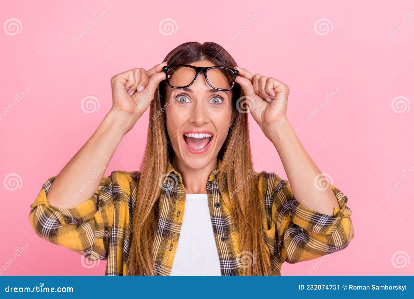 Foto-retrato Homem Na Camisa Usando óculos Mantendo a Pilha De