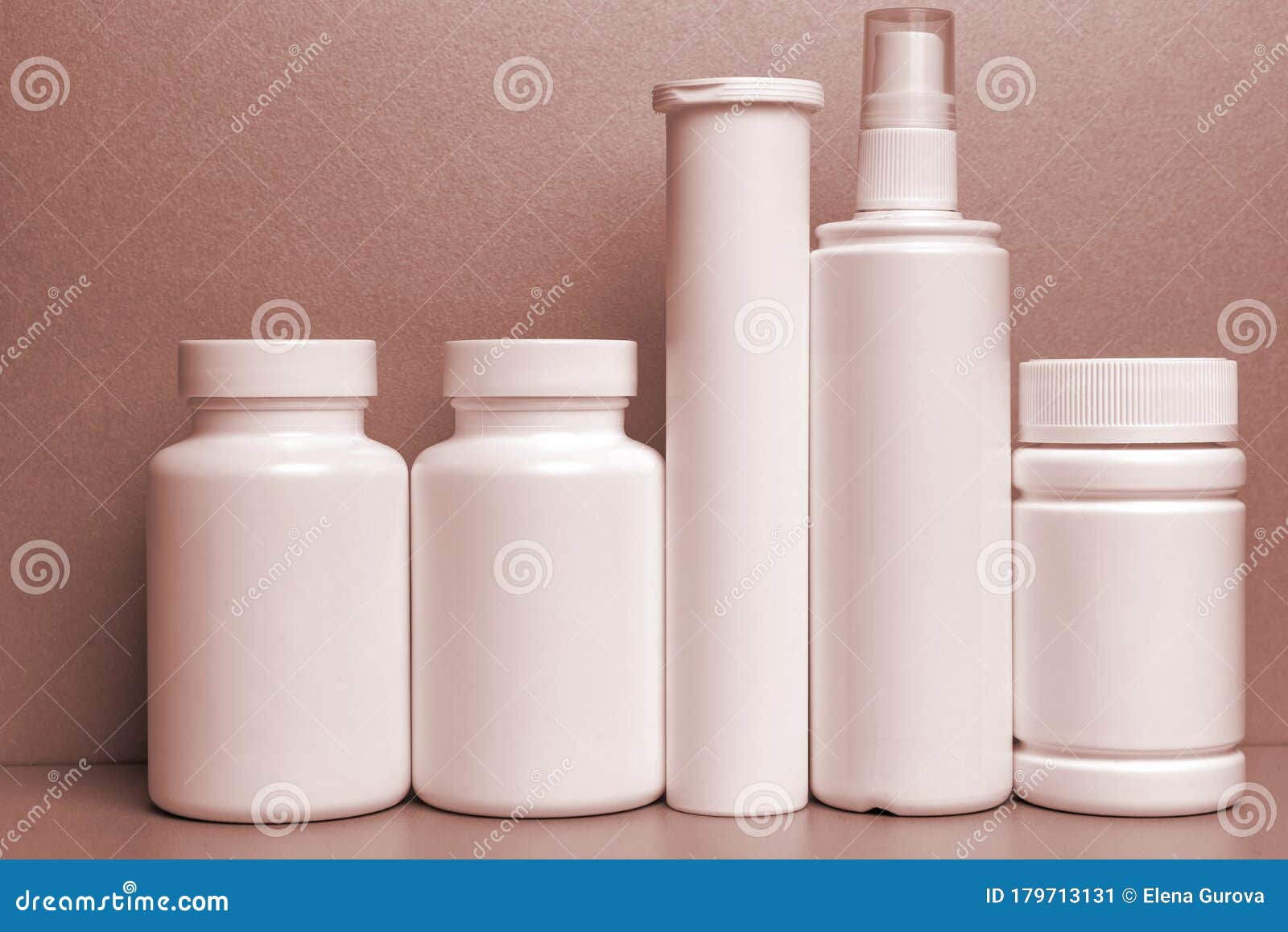 Jogo de frascos da medicina com etiquetas e comprimidos em um