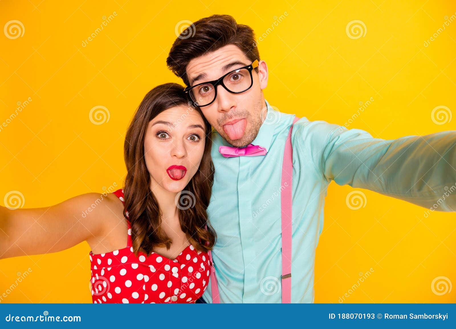 Foto De Clausura Dos Personas Atractiva Dama Pareja De Hombres Guapo Haciendo Selfies Sacando Lengua Con Ropa Roja Imagen de archivo - Imagen de fotografiar, hombre: 188070193 Foto De Clausura Dos Personas Atractiva Dama Pareja De Hombres Guapo Haciendo Selfies Sacando Lengua Con Ropa Roja Imagen de archivo - Imagen de fotografiar, hombre: 188070193