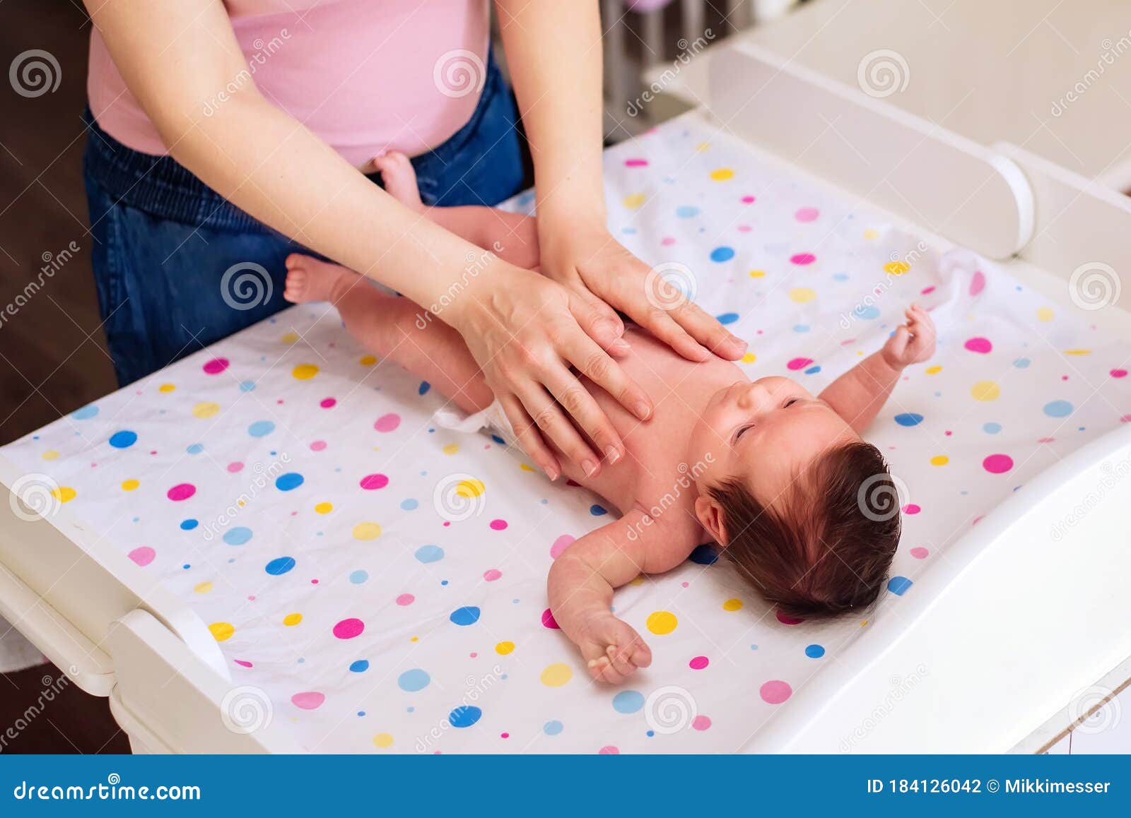 Little massage. Няня массаж. Belly massage Kids. Child belly massage. Patophysiolofy of infantile Colic.