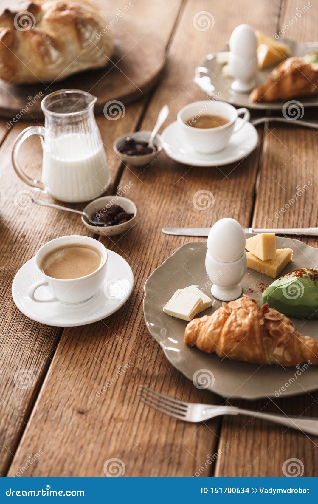 Hilo Chat para hablar de todo. - Página 35 Foto-de-comida-en-una-mesa-madera-croissant-huevos-boller%C3%ADa-leche-y-tazas-con-caf%C3%A9-la-vista-superior-del-desayuno-deliciosa-151700634