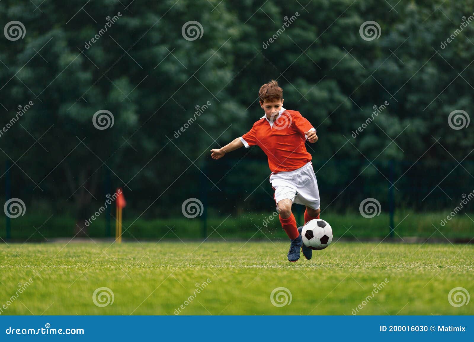 Homem branco chutando bola de futebol ou futebol no jogo de competição.  [download] - Designi