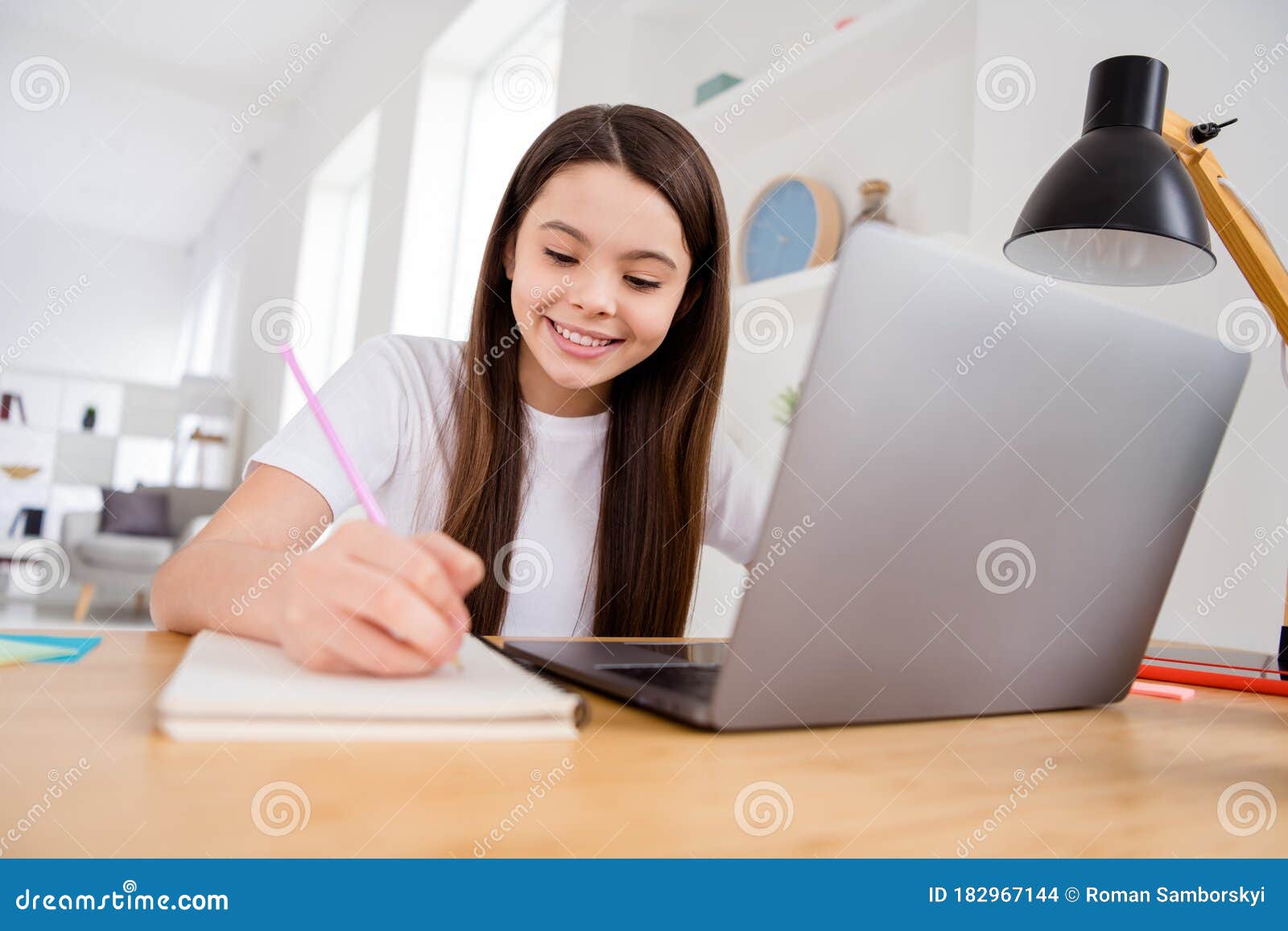 Foto De La Animada Colegiala Linda Maestra Maestra Maestra De Notas En Línea Videollamadas Notar Información Foto de archivo - Imagen de preadolescente, aprendizaje: 182967144 Foto De La Animada Colegiala Linda Maestra Maestra Maestra De Notas En Línea Videollamadas Notar Información Foto de archivo - Imagen de preadolescente, aprendizaje: 182967144