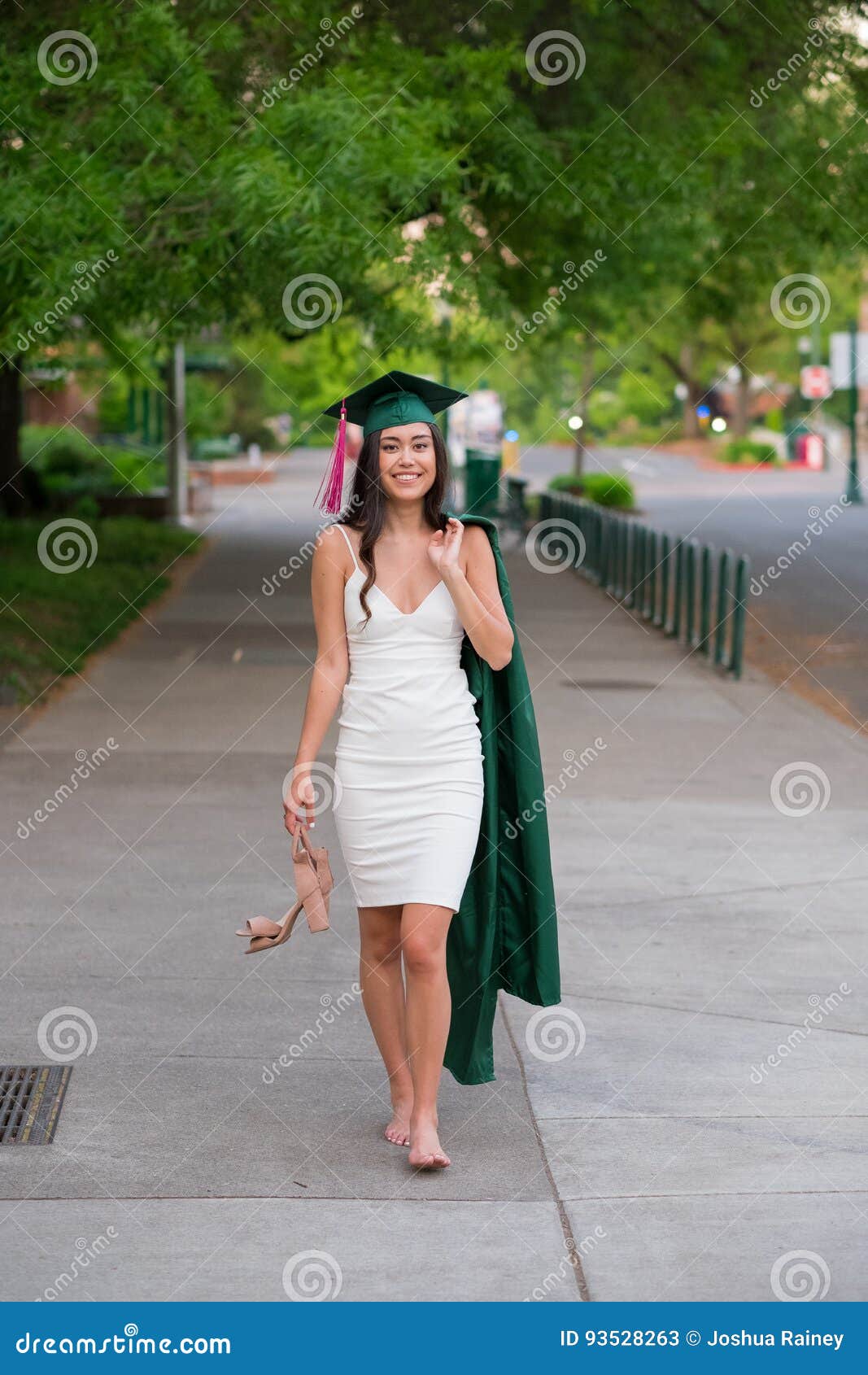 De La Graduación De La Universidad En Campus Universitario Imagen de archivo - de hembra, 93528263
