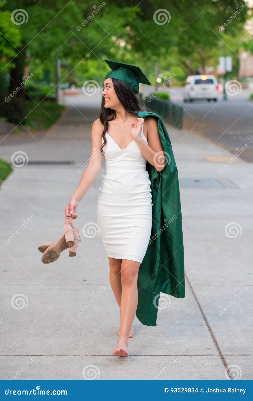 Permiso persona que practica jogging mármol Foto De La Graduación De La Universidad En Campus Universitario Foto de  archivo - Imagen de universidad, graduado: 93529834