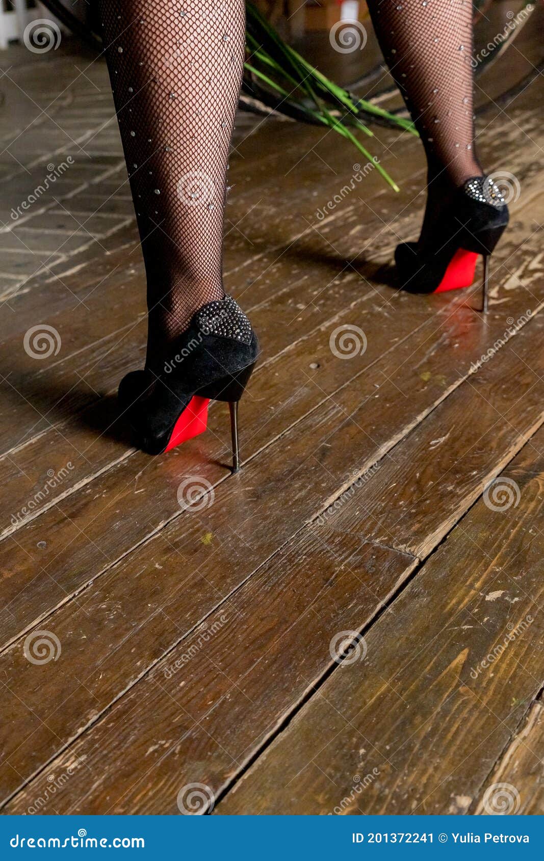 Foto De Las Hermosas Piernas Largas Rectas Sexuales De Las Mujeres Que  Llevan Las Medias Negras Brillantes Y Zapatos De Ante Atrac Imagen de  archivo - Imagen de adulto, pierna: 201372241