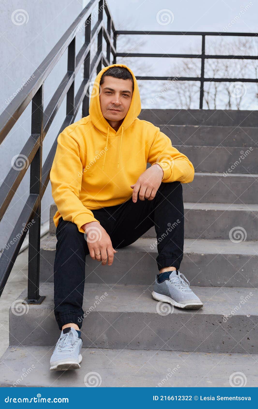 Foto De Longitud Completa De Joven Adulto Oscuro Cabello Vestidos Casual Amarillo Sudadera Con Capucha Negros Y Foto de archivo - Imagen calma, mirando: 216612322