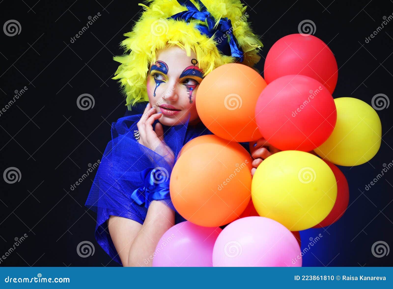 Mulher no estilo boneca com maquiagem criativa e pirulito sobre preto