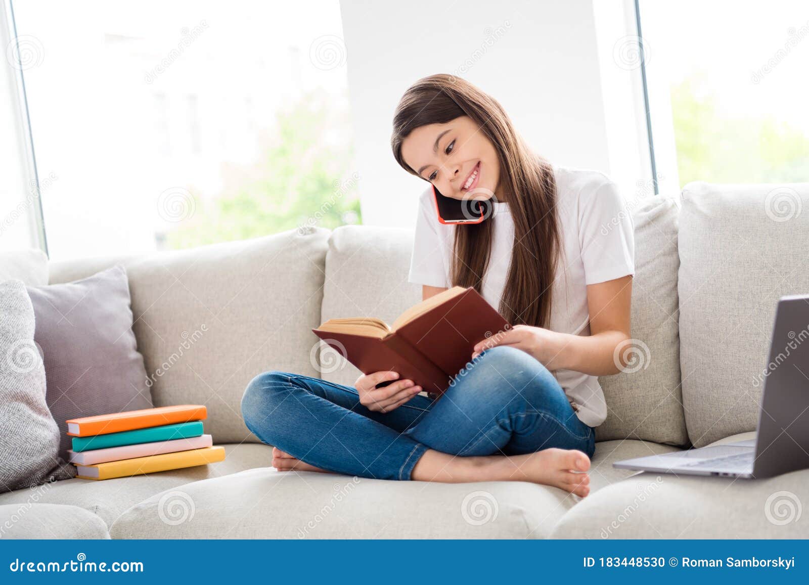 Foto De Pequena Estudante Dama Conversando Com O Colega De Classe