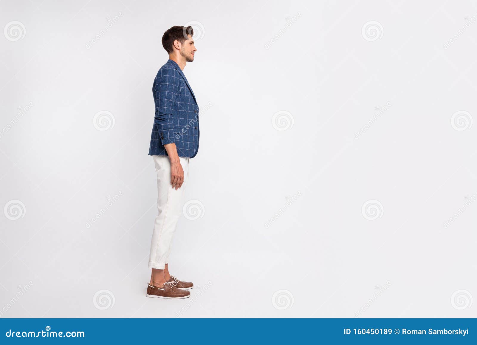 Foto De Perfil Completo Del Hombre Concentrado Con Pantalones Chaqueta Azul Celeste Sobre Blanco Imagen de - de individuo, modelo: 160450189