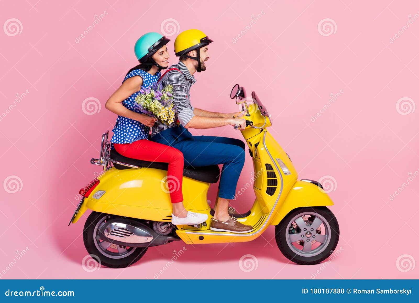 Foto De Perfil Completo Del Piloto Ciclista Alegre Positivo Dos Personas  Conducen Motocicleta Disfrutar Mujer Del Viaje Foto de archivo - Imagen de  amigos, fecha: 180107880