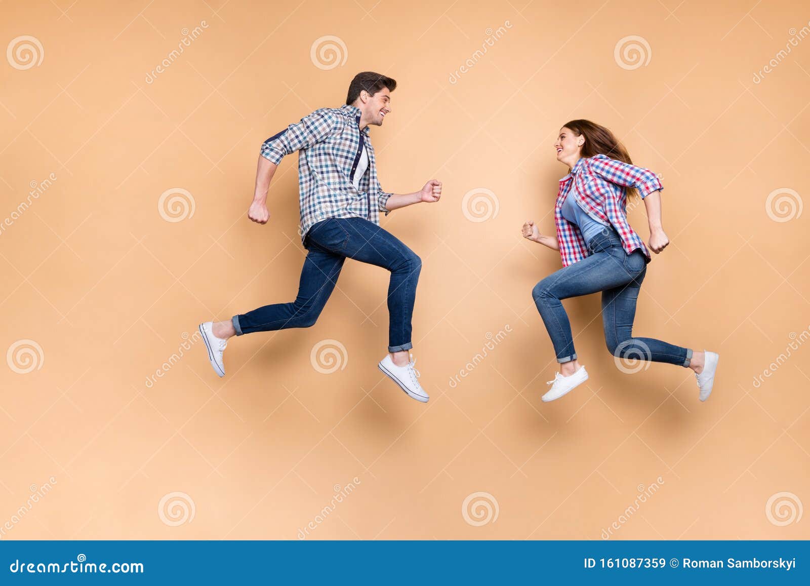 Foto De Perfil Completo De Dos Personas Excitadas Hombre Mujer Que Salta  Alto Frente a Las Tiendas De Mujeres De Los Hombres Que Imagen de archivo -  Imagen de amantes, venta: 161087359