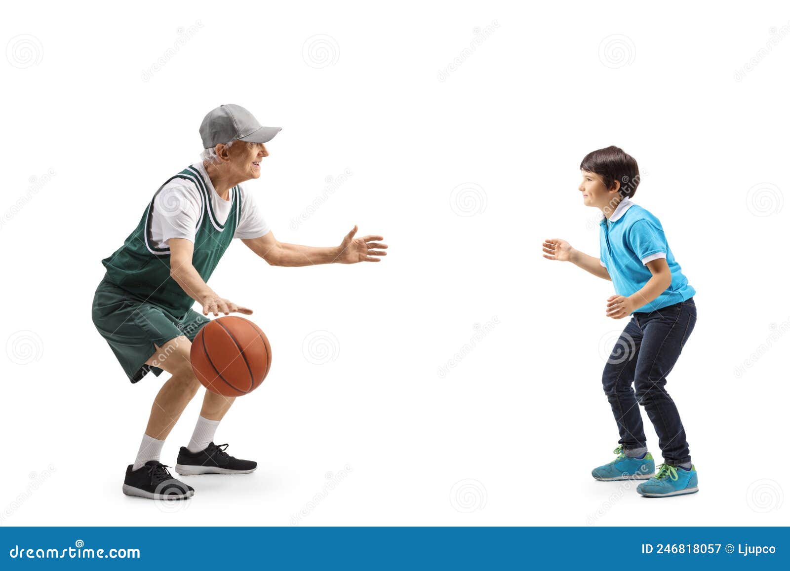 O Jogador De Basquete Está Correndo Em Direção à Bola Em Fundo