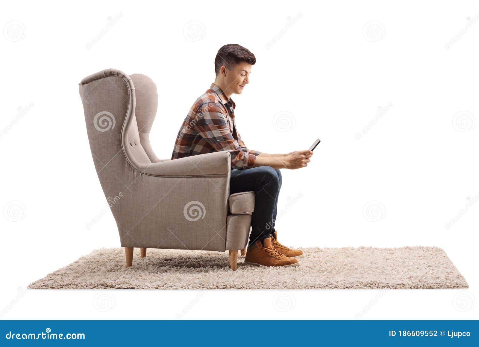 А я посижу напротив в кресле песня. Человек в кресле боком. Мужчина сидит в кресле. Сидит в кресле мужчина боком. Мальчик сидит в кресле.