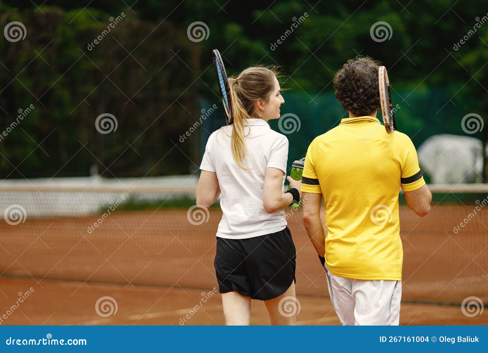 Jogadores de tênis masculinos e femininos conversando e