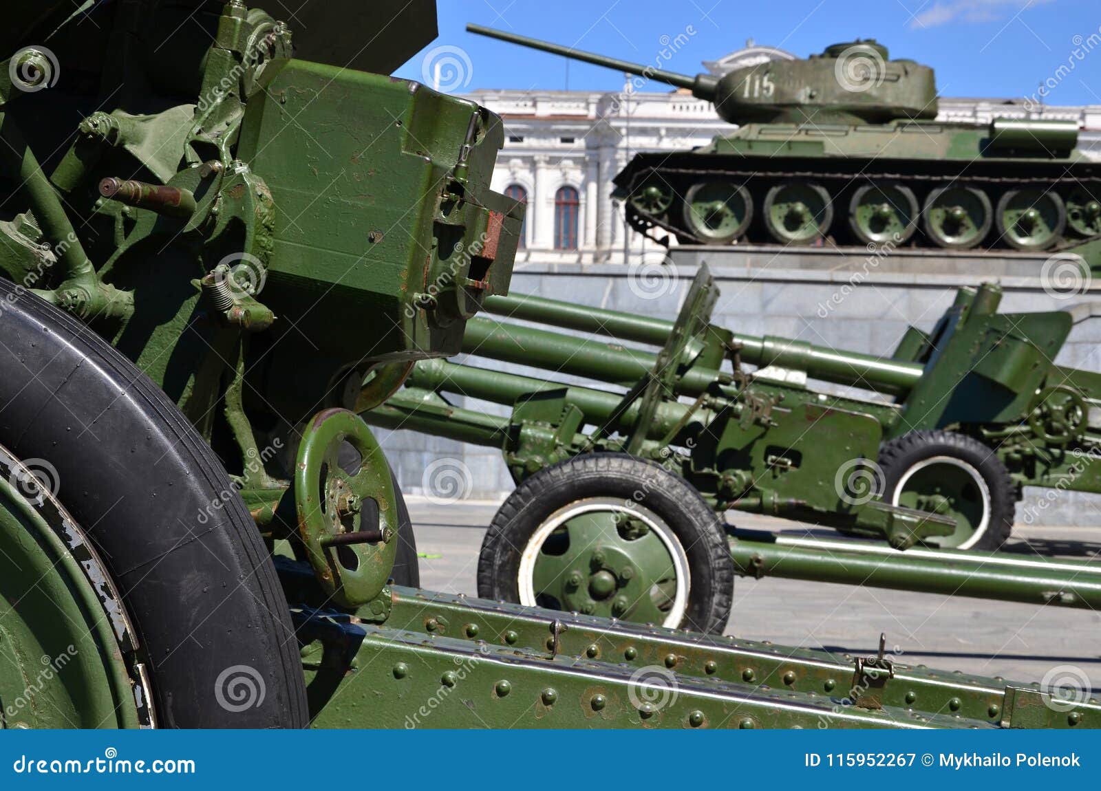 Foto De Tres Armas De La Unión Soviética De La Segunda Guerra Mundial  Contra La Perspectiva Del T-3 Verde Del Tanque Imagen de archivo - Imagen  de ataque, armado: 115952267