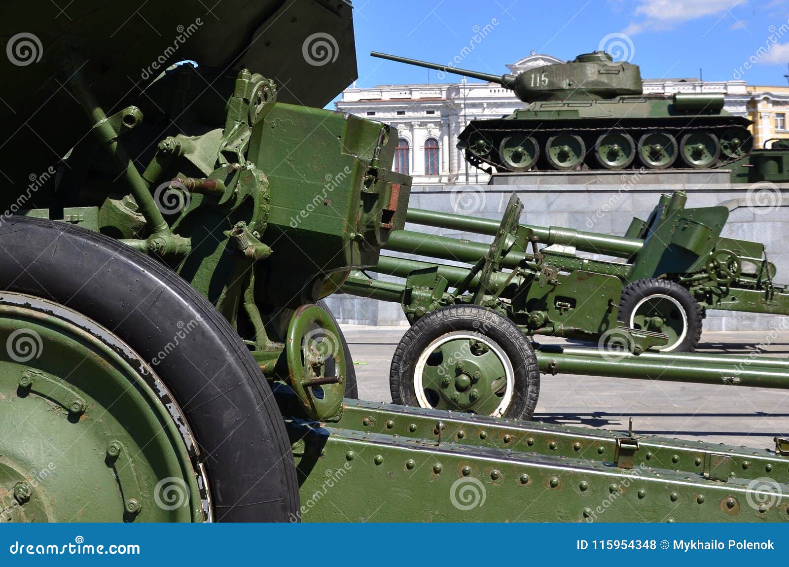 Foto De Tres Armas De La Unión Soviética De La Segunda Guerra Mundial  Contra La Perspectiva Del T-3 Verde Del Tanque Foto de archivo - Imagen de  conflicto, defensa: 115954348