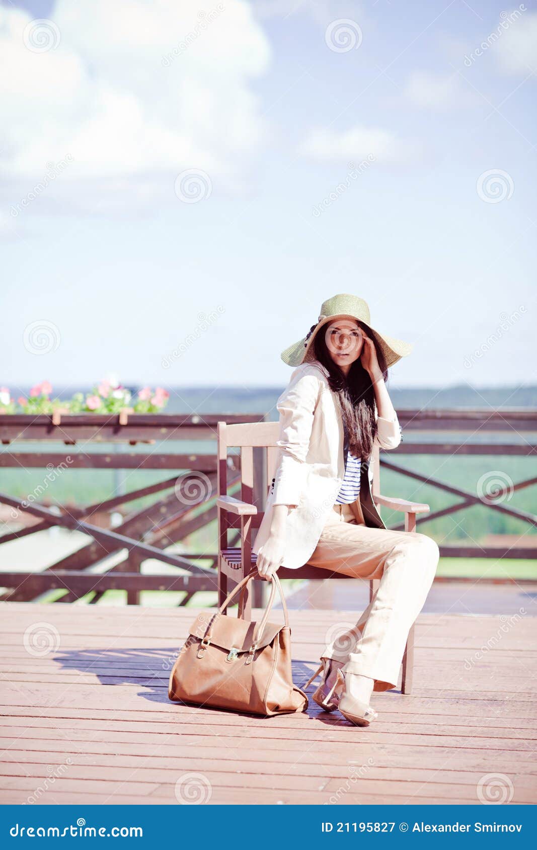 Foto de uma mulher bonita nova. Foto de telas triguenhas de uma forma da mulher bonita nova no chapéu elegante ocasional de hoje com um saco