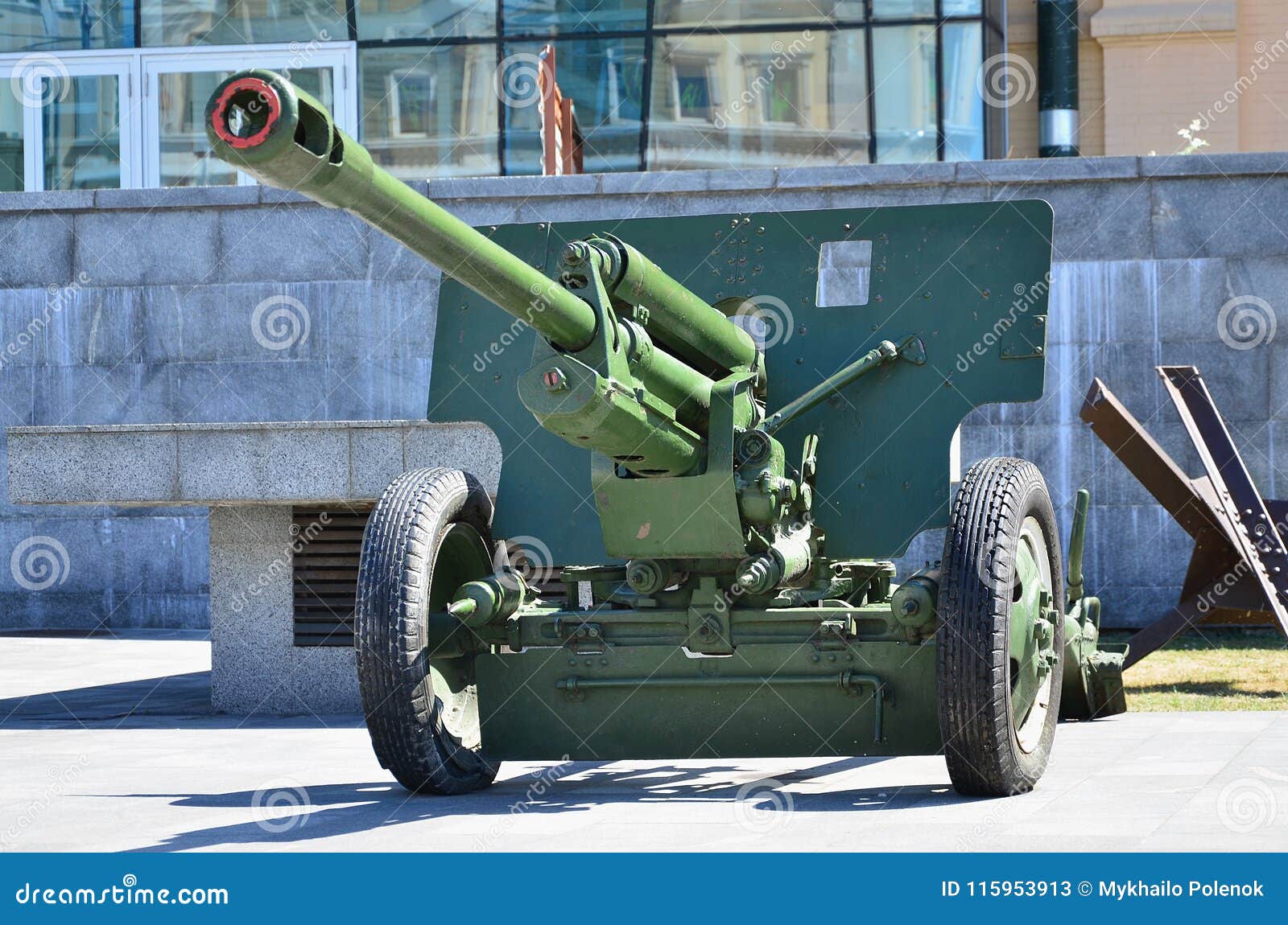 Foto De Un Arma Portátil De La Unión Soviética De La Segunda Guerra Mundial,  Pintada En Colo Verde Oscuro Imagen de archivo - Imagen de militar, oscuro:  115953913