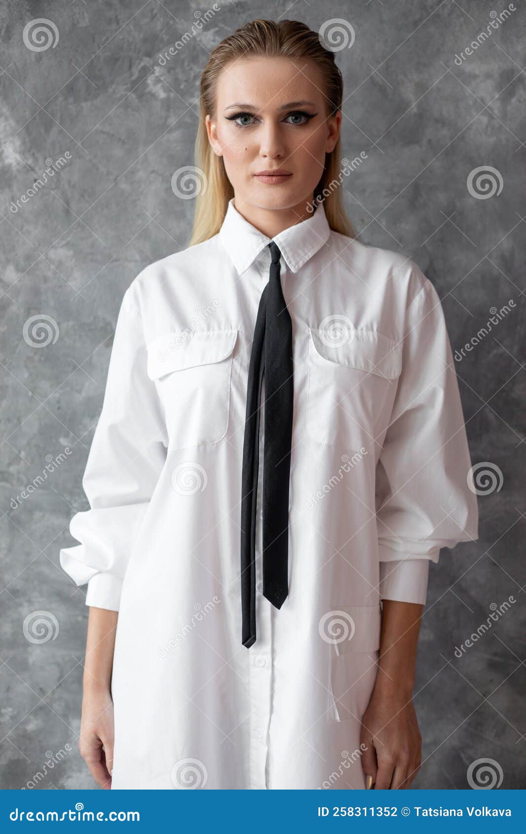 Foto De Atractiva Mujer De Negocios Con Camisa Blanca Casual Corbata Negra Con Maquillaje Profesional Gris Fondo Libre Foto de archivo - Imagen manera, unisexo: 258311352