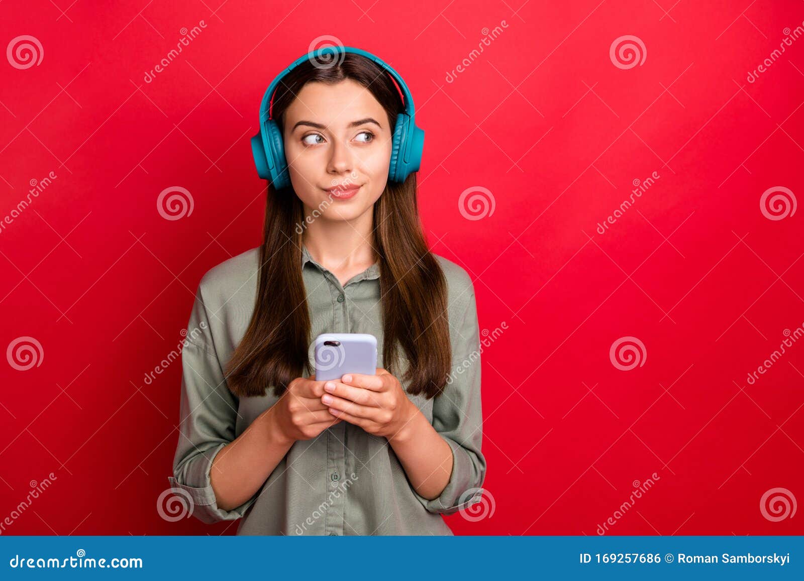 Foto De Joven Mujer Usando Modernos Audífonos Escuchar Canción Sosteniendo Teléfono Soñar Con El Espacio Vac Foto de archivo - Imagen de trendy, internet: 169257686