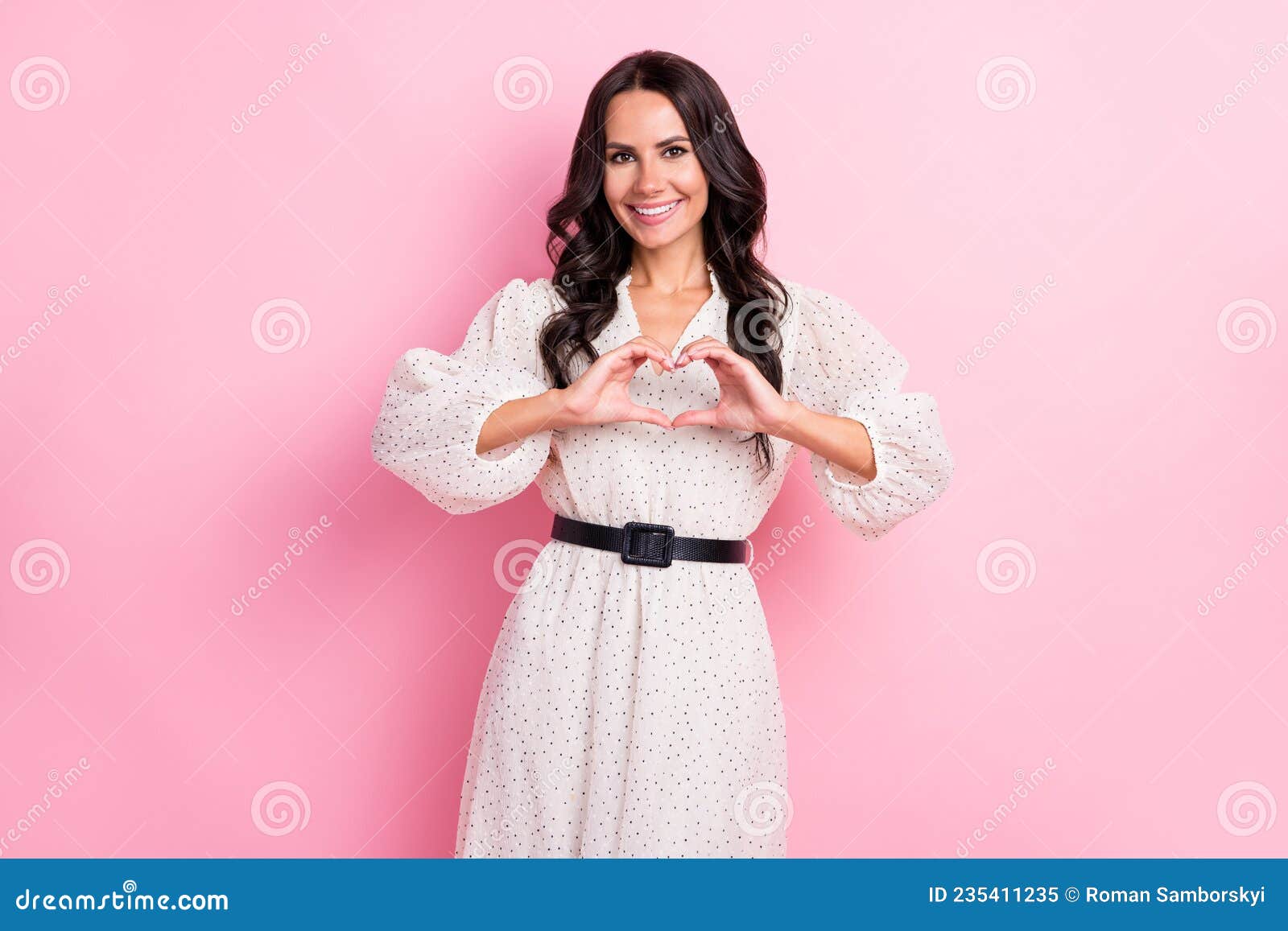 Foto De Una Linda Jovencita Hacer Dedos Forma De Corazón Primavera Afecto  En El Fondo Color Rosa Pastel Imagen de archivo - Imagen de fecha, alegre:  235411235