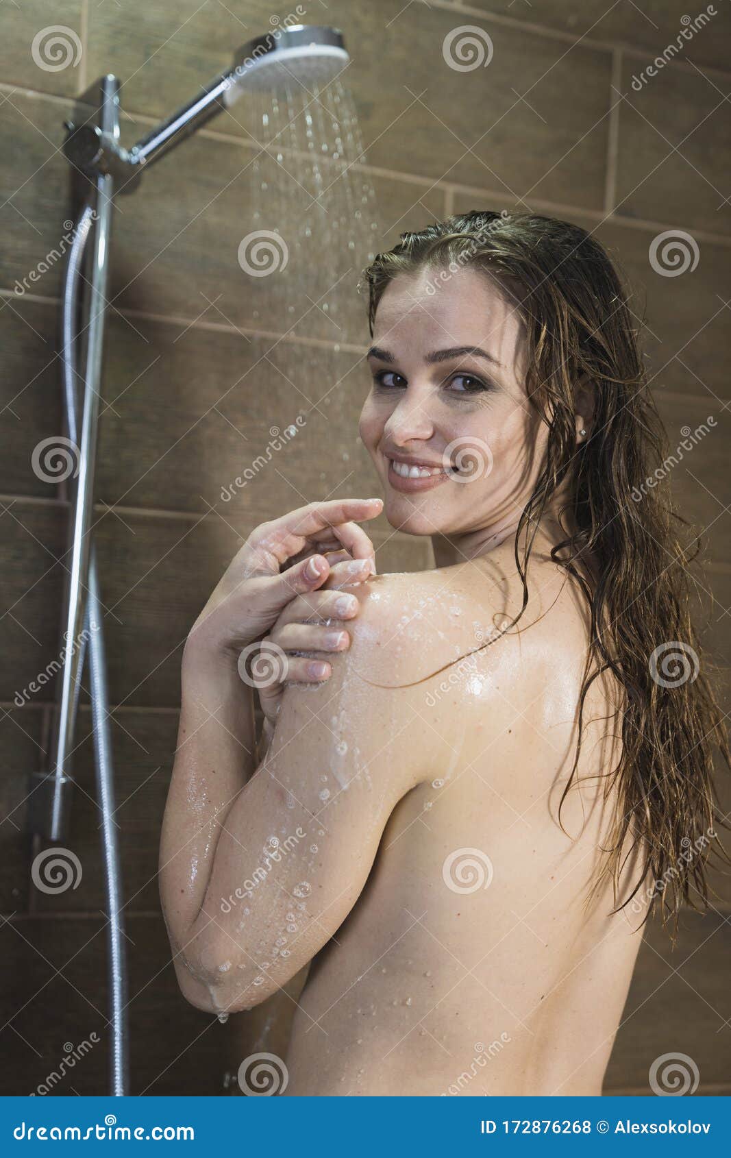 Foto De Una Mujer Sexy Y Hermosa En El Cuerpo De Un Lavado De Ducha Foto de  archivo - Imagen de agua, higiénico: 172876268