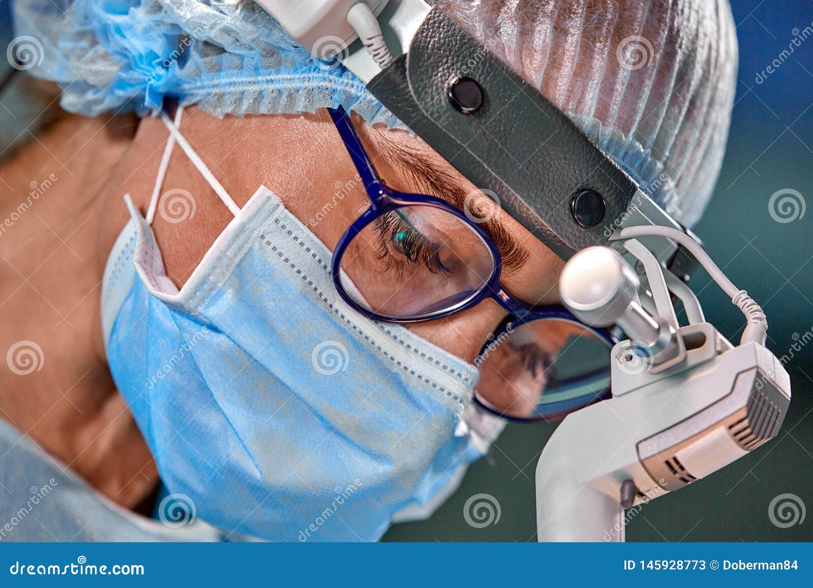 Foto Del Cirujano De Funcionamiento En El Cuarto De La Cirug A Cirujano En M Scara Y Vidrios Con