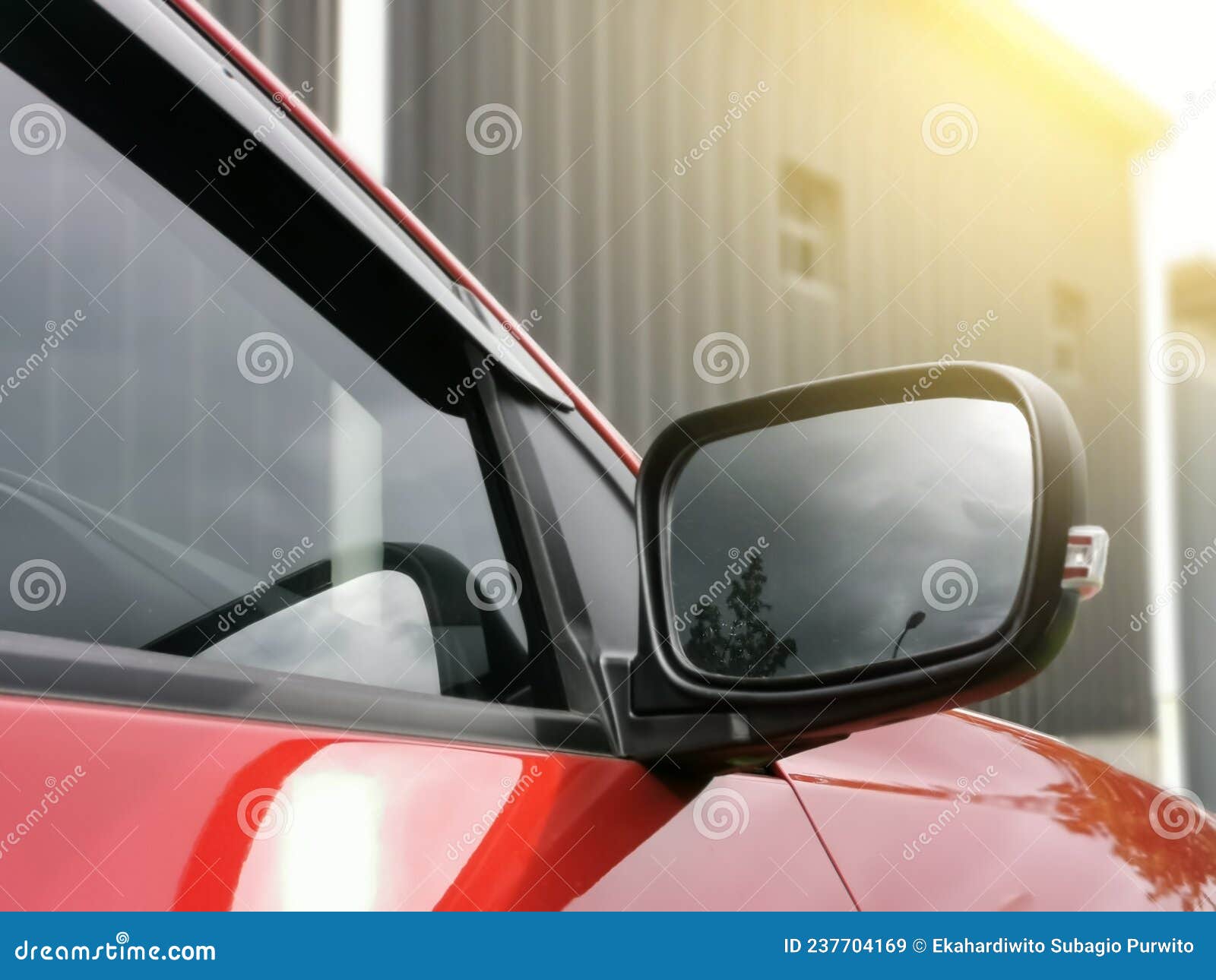 Foto Del Espejo Retrovisor Del Coche Con Lámpara De Señal Y Ventana. Imagen  de archivo - Imagen de moderno, espejo: 237704169