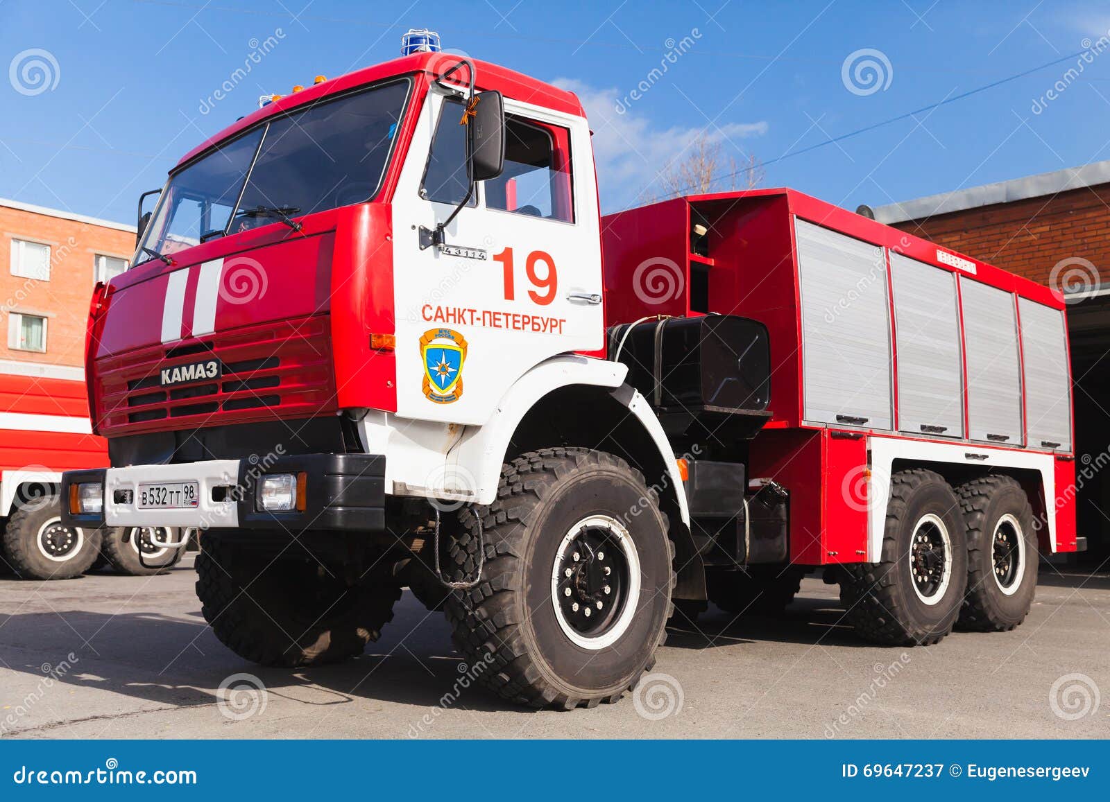 Foto del primer de Kamaz 43253 como coche de bomberos. St Petersburg, Rusia - 9 de abril de 2016: Foto del primer de Kamaz 43253 como modificación rusa del coche de bomberos