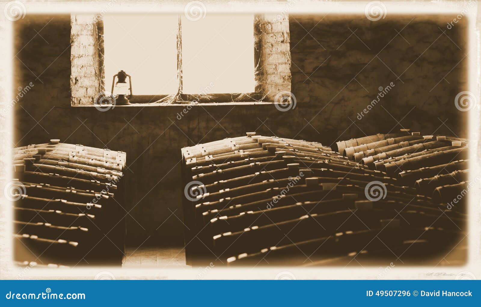 Foto des letzten Jahrhunderts von historischen Weinfässern im Fenster. Foto des letzten Jahrhunderts von historischen Weinkellerfässern im WeinkellereiSpeicherbereich, der Reihen von Eichenfässern nach Weinlese und Ernte Bereichen kennzeichnet, schließen Barossa Valley, Clare Tal, Coonawarra, Hunter Valley, McLaren-Tal mit ein