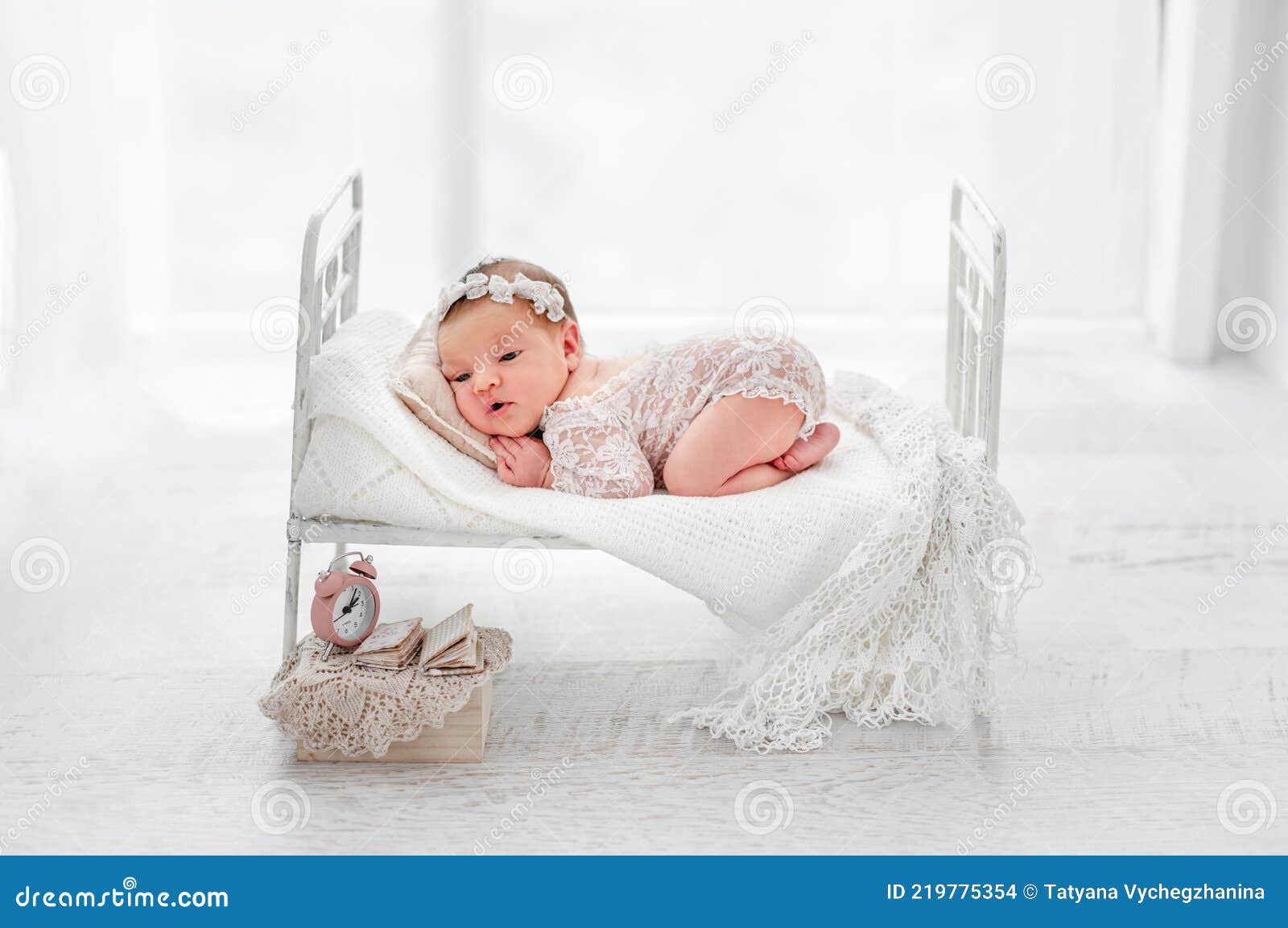 La Bambina Graziosa in Un Vestito Bianco E Con Un Diadema Su Una Testa Si  Siede Su Un Letto Fotografia Stock - Immagine di infante, caucasico:  91838700