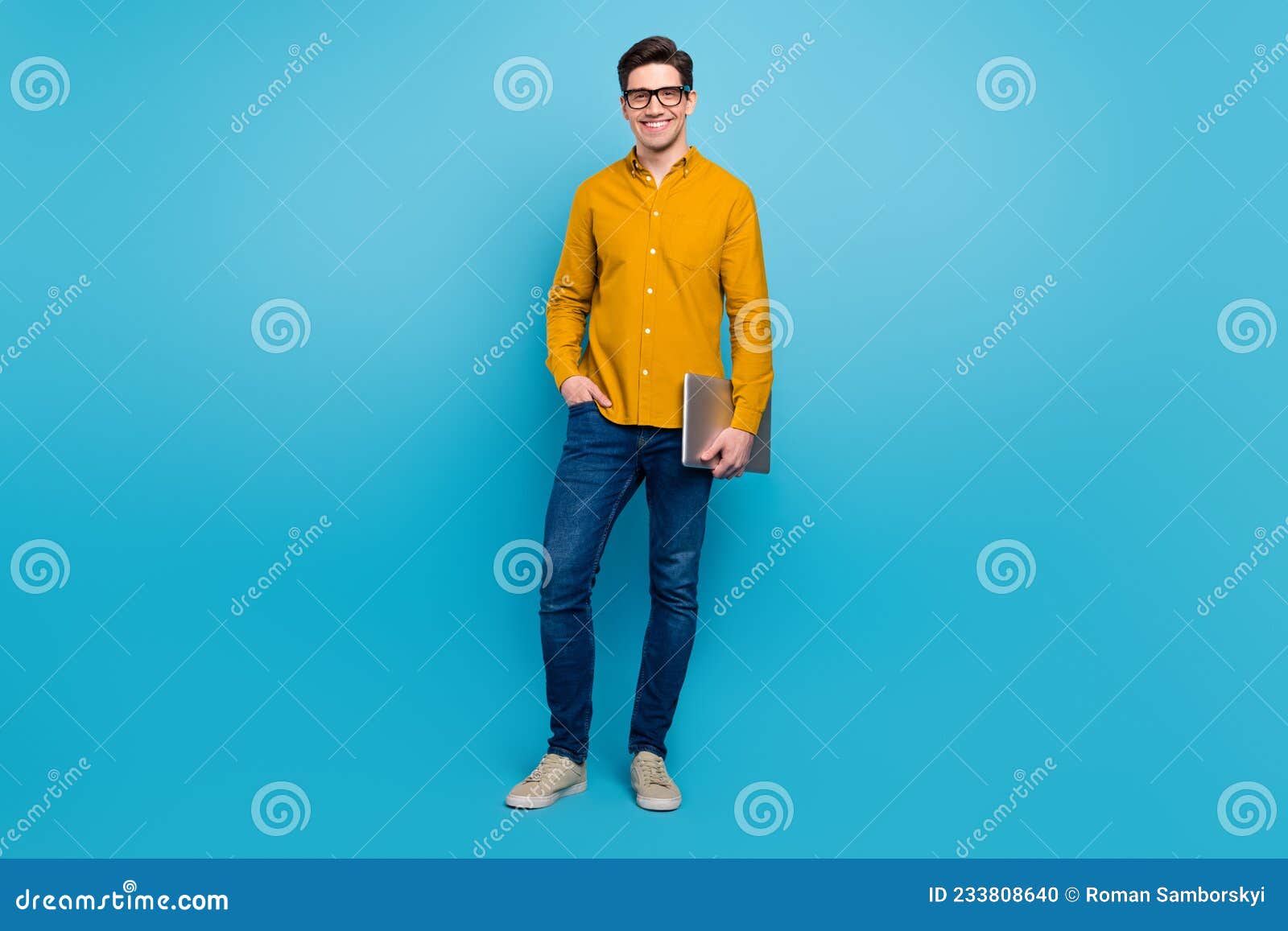 Foto Do Animado Programador Freelancer Segurando Pc Vestir Camisa Amarela  Calça Calça Isolada Cor Azul Fundo Foto de Stock - Imagem de alegria,  estilo: 233808640