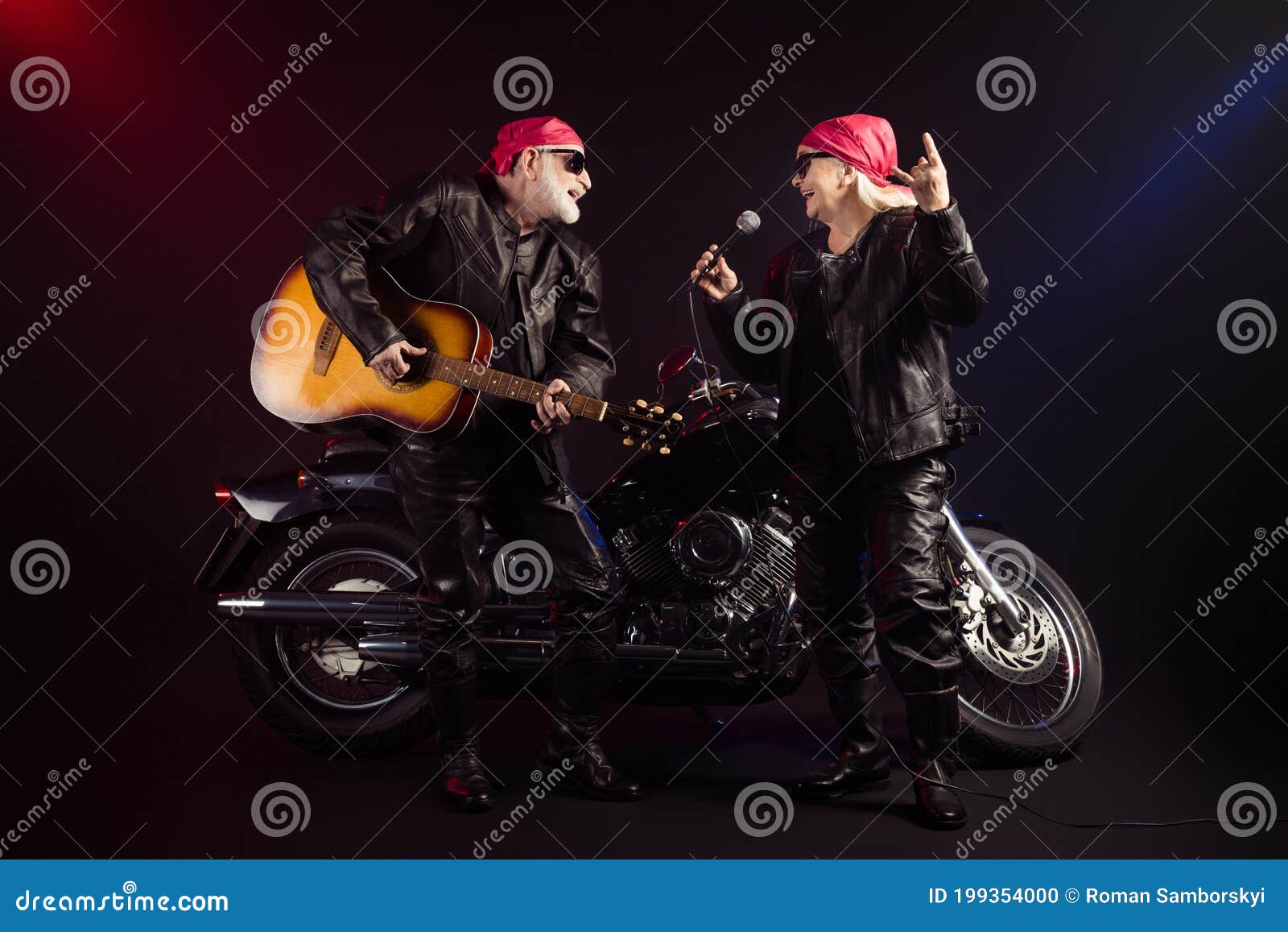 Foto Do Corpo Inteiro De Ciclistas Porreiros Legais Idosos Dama Casal Moto  Chopper Rock Festival De Guitarra Cantando Famosos Chi Foto de Stock -  Imagem de lazer, excitado: 199354000