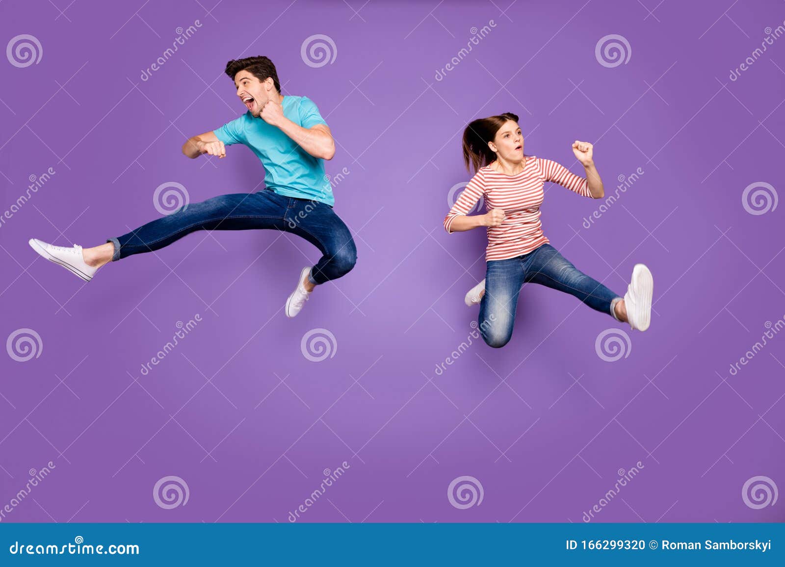 Foto Do Corpo Inteiro De Duas Pessoas Engraçadas E Loucas Moça Saltando De  Mãos Altas Rejubilando O Jogo De Futebol Vestindo Azul Foto de Stock -  Imagem de amigos, data: 166299954