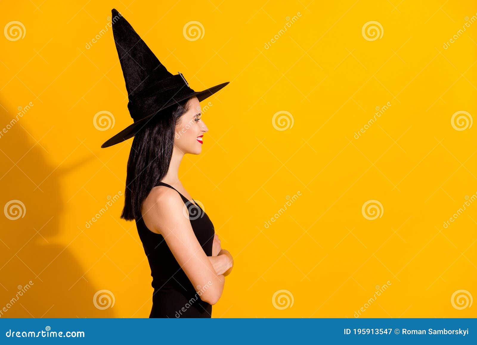 Foto Do Perfil Da Adorável Jovem Feiticeira Senhora Cruzou As Mãos Sorrindo  Preparando As Atrizes Das Bruxas Imagem de Stock - Imagem de divertimento,  encanto: 195913547