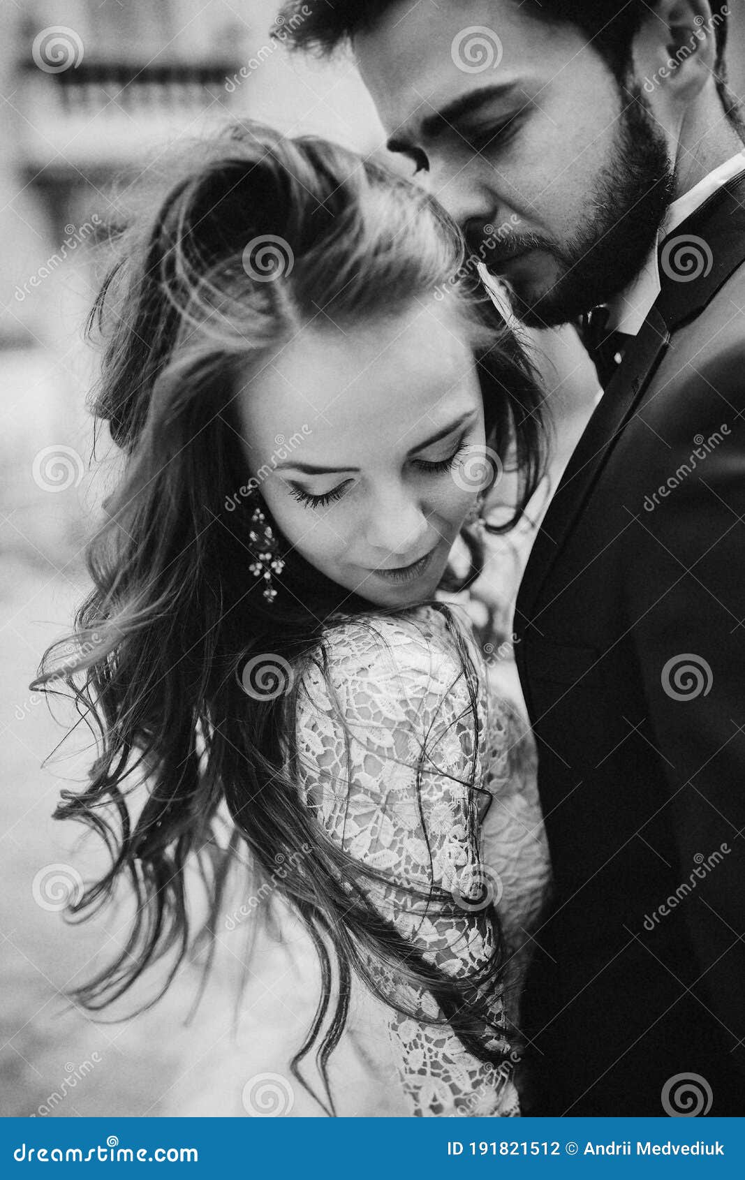 Foto En Blanco Y Negro. Feliz Pareja Recién Casada Abrazándose Y Besándose En La Vieja Calle Europea Hermosa Novia En Una Boda Bla Foto de archivo - Imagen de europeo, feliz: 191821512 Foto En Blanco Y Negro. Feliz Pareja Recién Casada Abrazándose Y Besándose En La Vieja Calle Europea Hermosa Novia En Una Boda Bla Foto de archivo - Imagen de europeo, feliz: 191821512