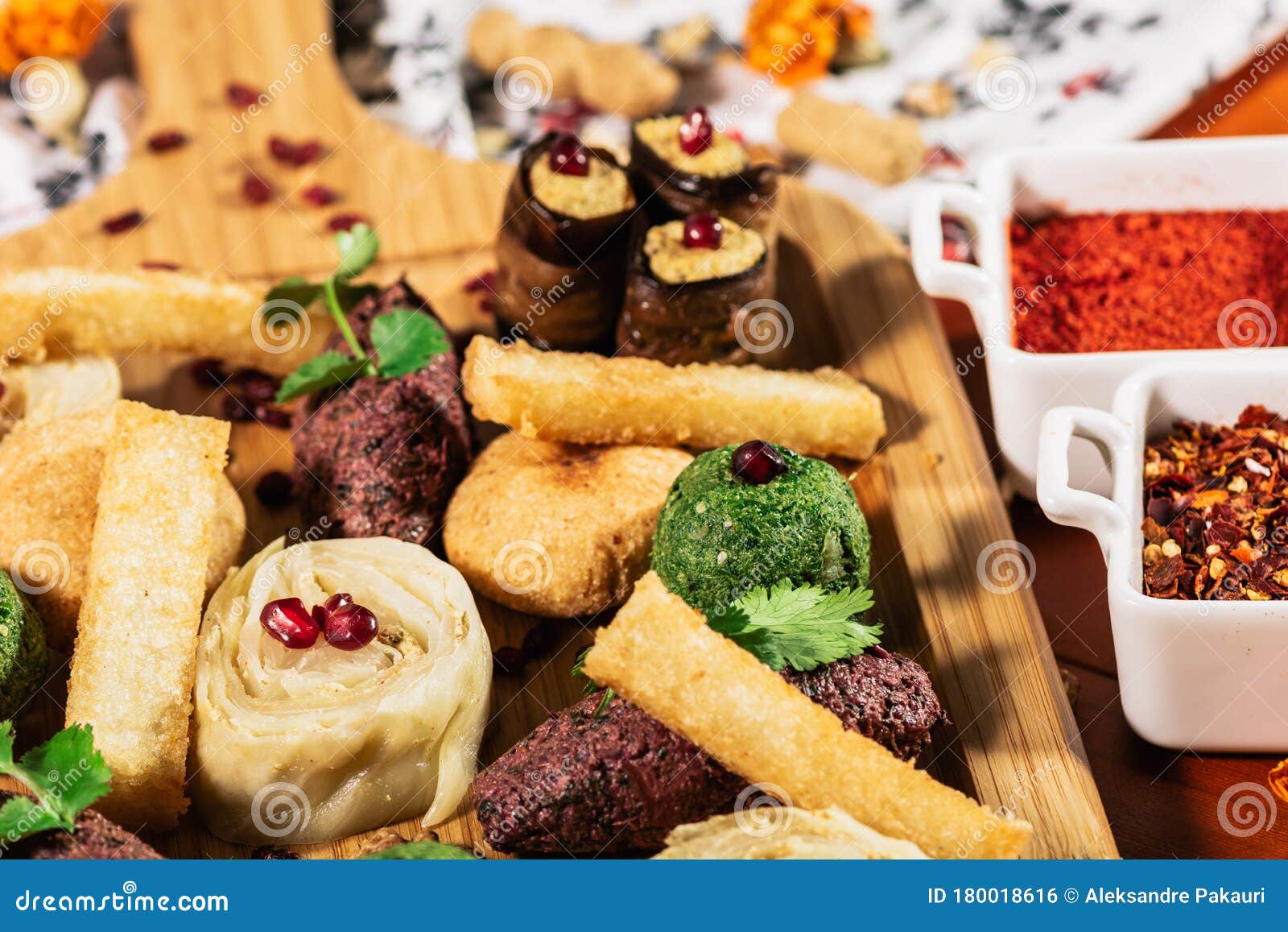 Foto en macro del plato tradicional georgiano Pkhali o Phali en bandeja de madera Basura picada y picada, berenjena, espinacas, habas, remolacha combinadas con nueces de tierra, vinagre, cebollas, ajo, hierbas