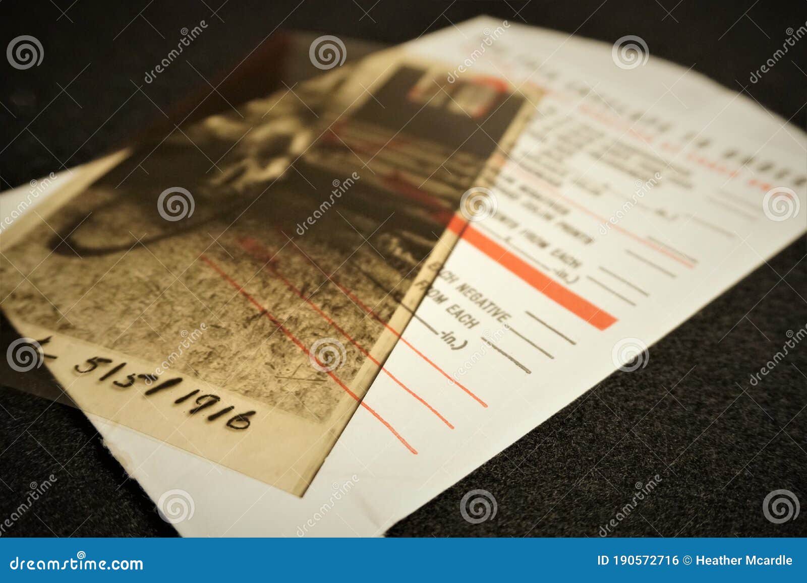 1916 Foto Negatief Van Jongen Op Fiets Bovenop Envelop Om Afdrukken Te Stock - Image of kleuren: 190572716